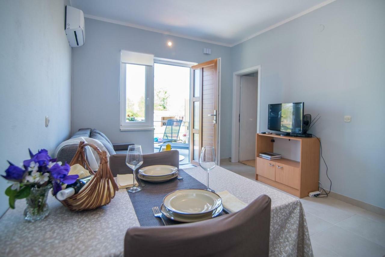 Apartment With Terrace In Filipana Marčana エクステリア 写真