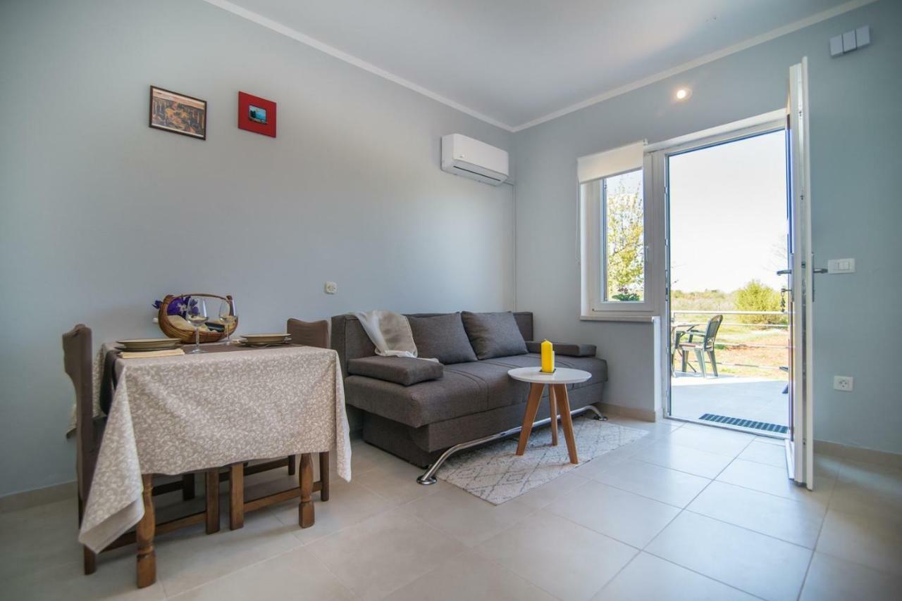 Apartment With Terrace In Filipana Marčana エクステリア 写真